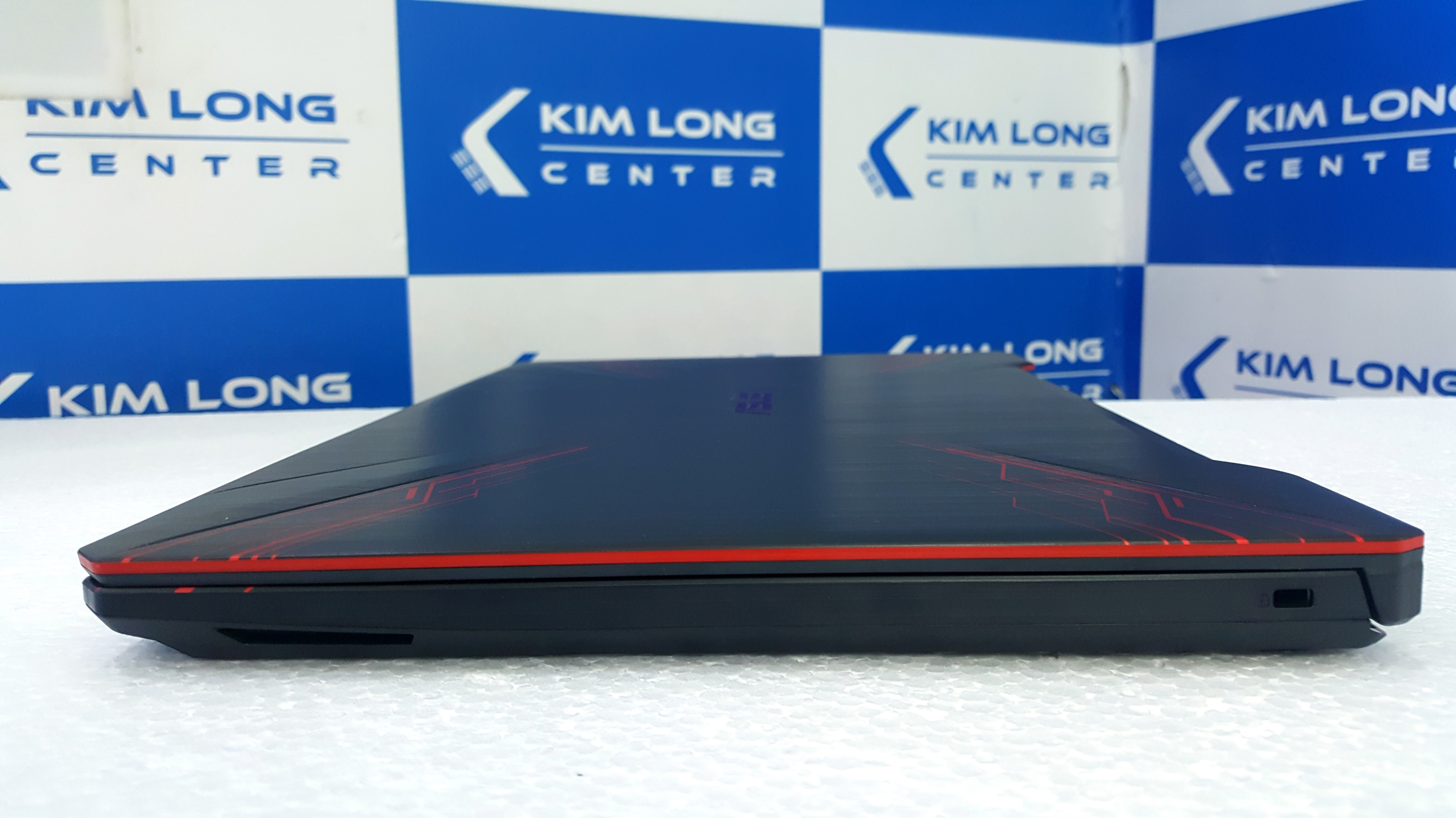 Cổng kết nối bên phải FX504